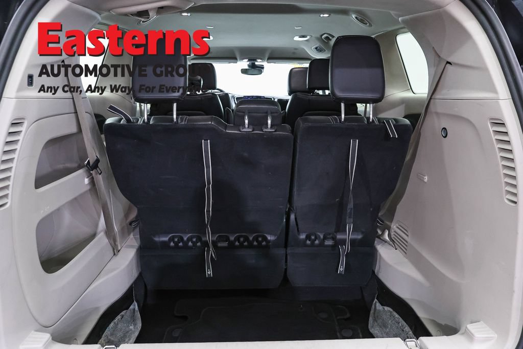 Used 2023 Chrysler Pacifica Touring-L FWD image 9