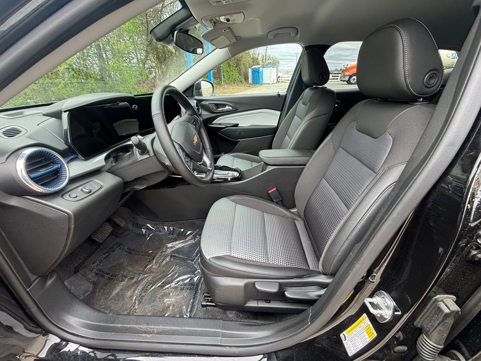 Used 2025 Chevrolet Trax LT w/ LT Convenience Package image 28