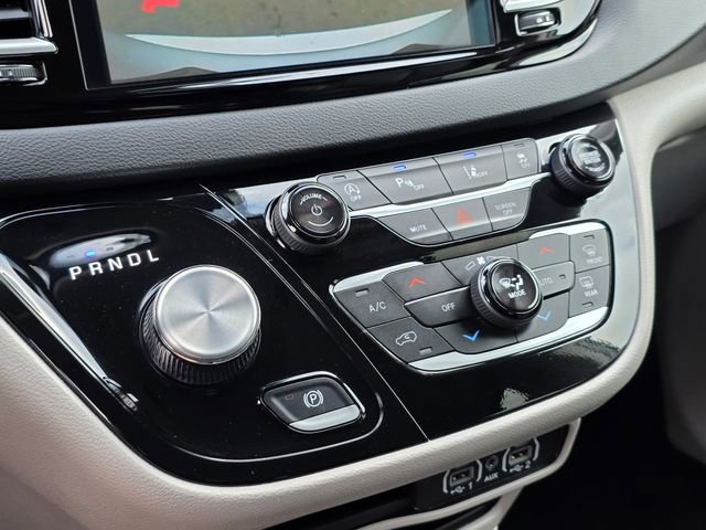 Used 2024 Chrysler Pacifica Touring-L image 32