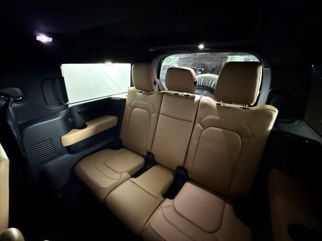Used 2025 Land Rover Defender 130 X-Dynamic SE AWD/4WD image 31
