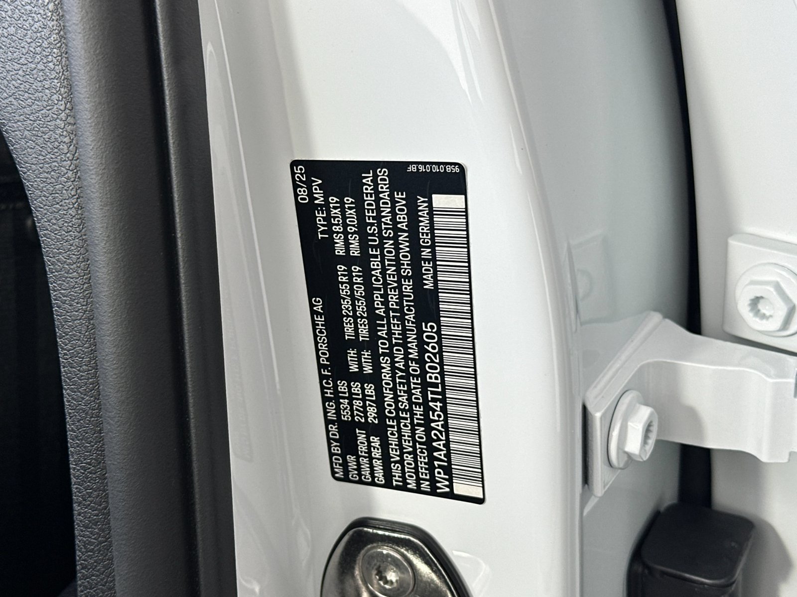 Certified 2026 Porsche Macan AWD/4WD image 34