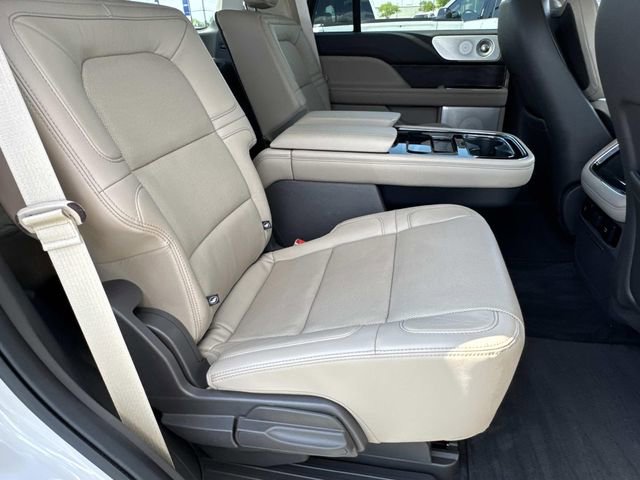 Used 2022 Lincoln Navigator Reserve image 13