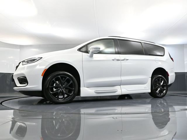 Used 2022 Chrysler Pacifica Touring-L w/ Uconnect Theater Family Group image 60