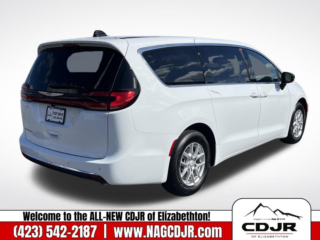 New 2026 Chrysler Pacifica Select image 3