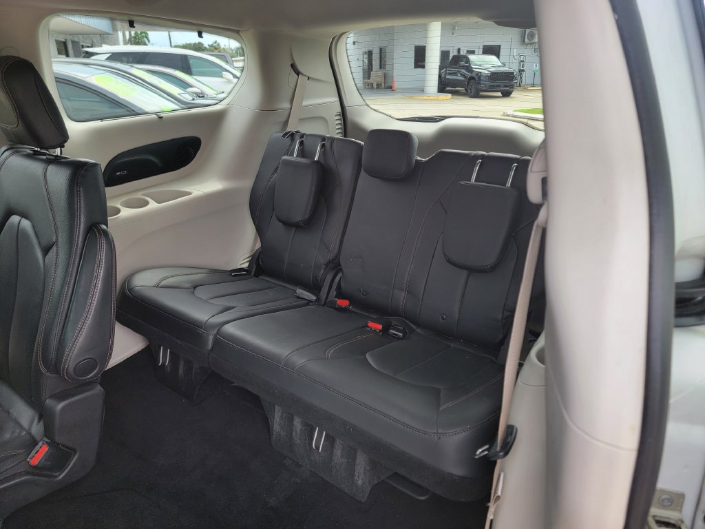 Used 2020 Chrysler Pacifica Touring-L Plus FWD image 12