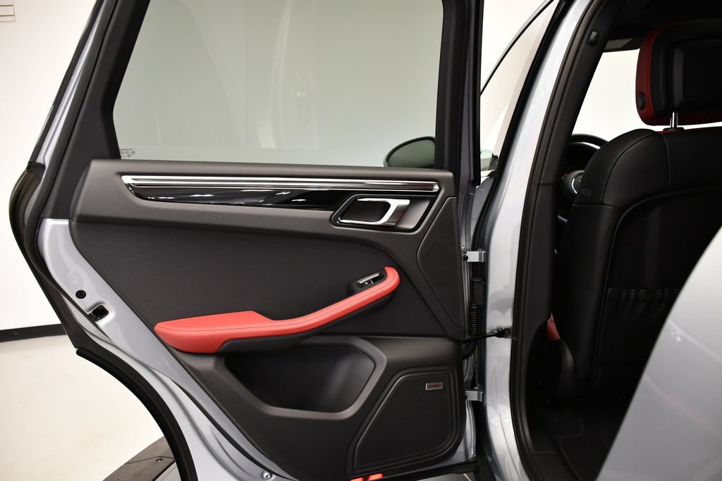 Certified 2026 Porsche Macan AWD/4WD image 41