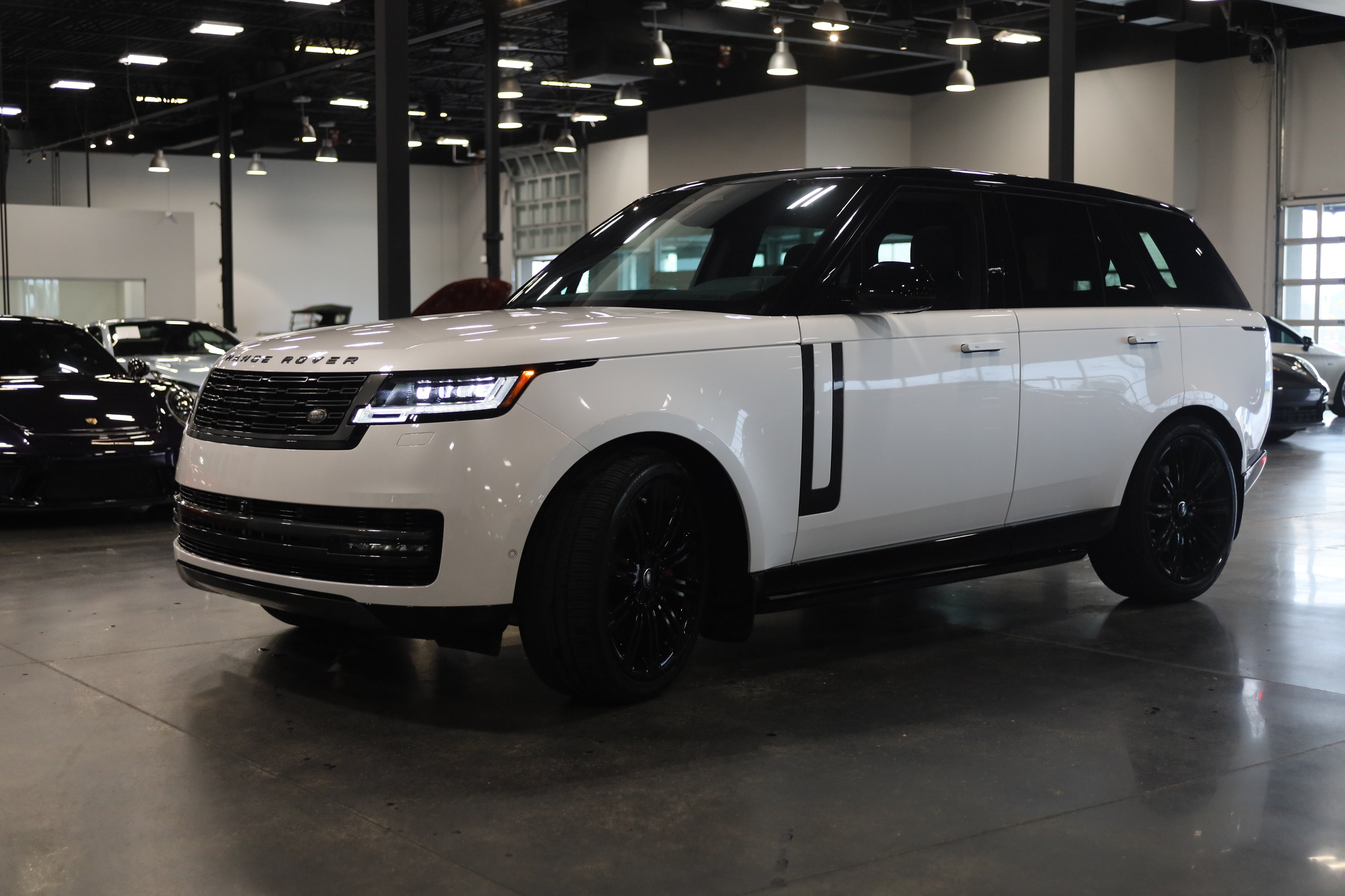 Used 2024 Land Rover Range Rover SE AWD/4WD image 3