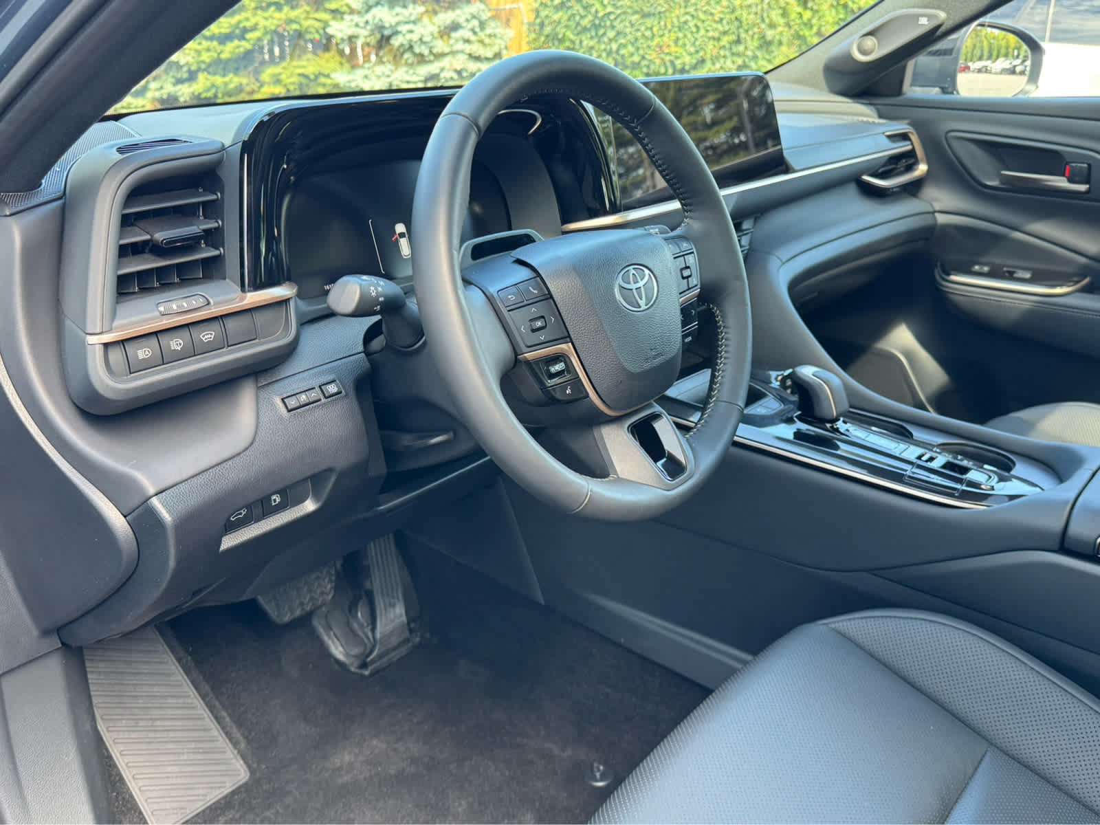 Used 2025 Toyota Crown Signia w/ Advanced Technology Package AWD/4WD image 8