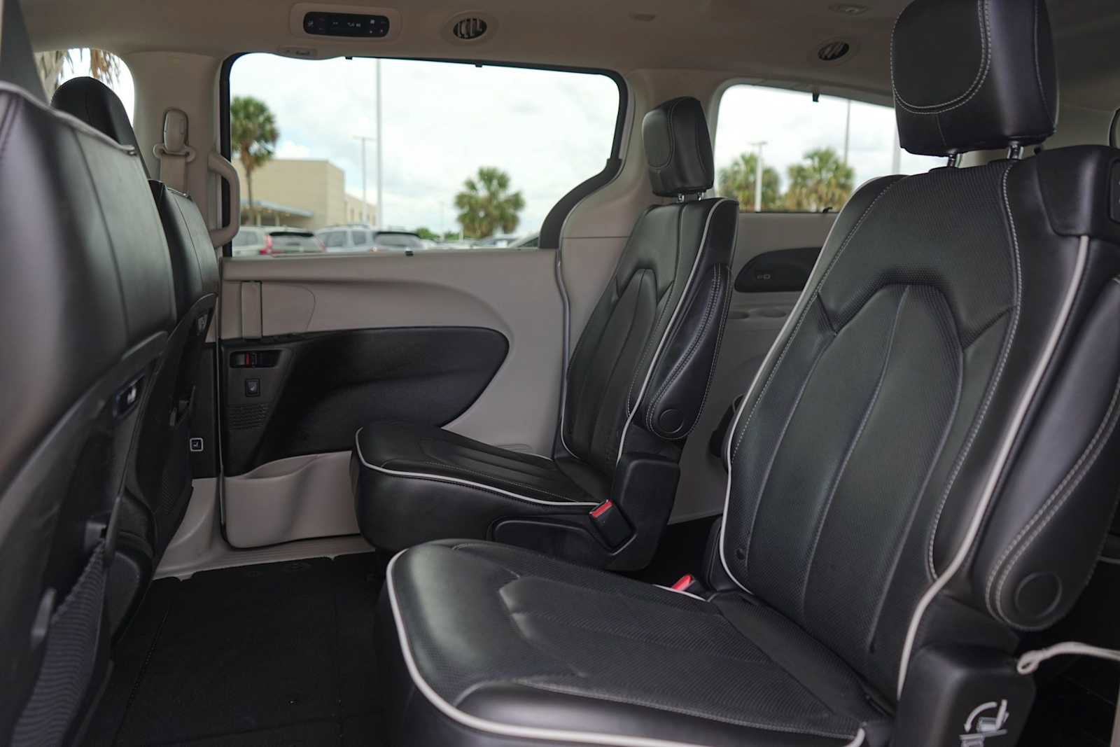 Used 2023 Chrysler Pacifica Limited FWD image 14