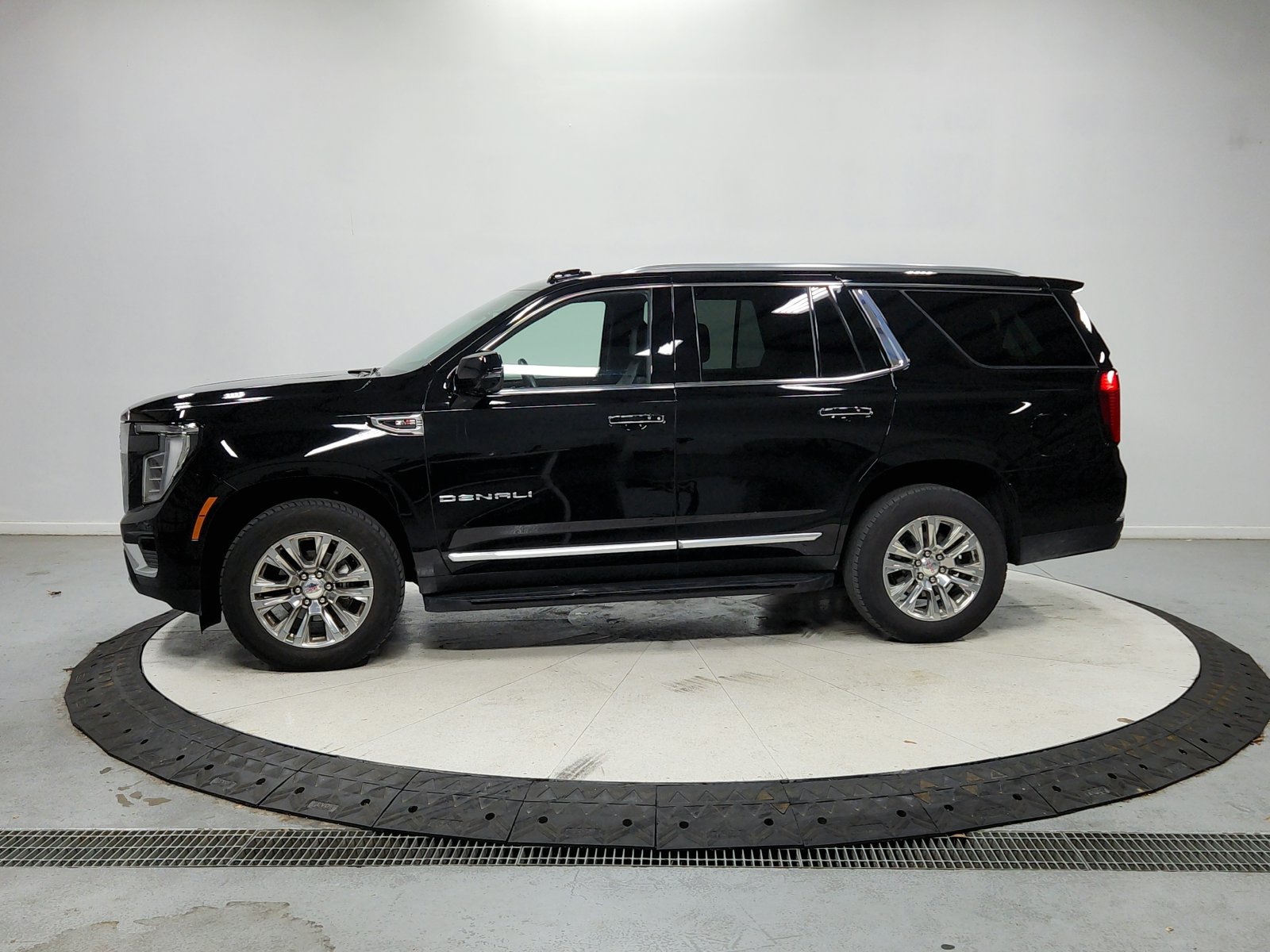 Used 2025 GMC Yukon Denali RWD image 5