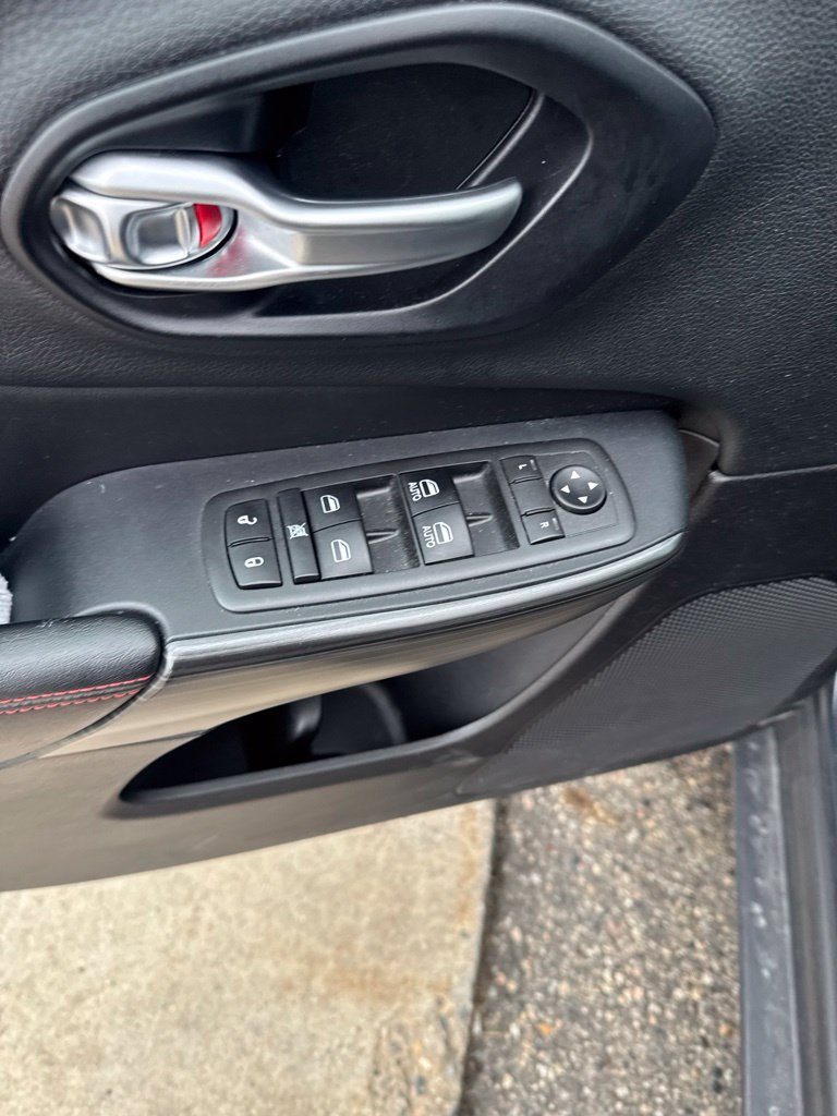 Used 2016 Jeep Cherokee Trailhawk w/ Cold Weather Group AWD/4WD image 11