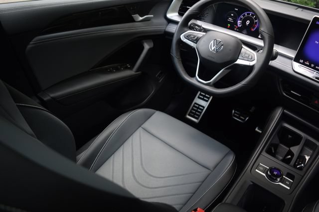 Used 2025 Volkswagen Tiguan SE R-Line AWD/4WD image 2