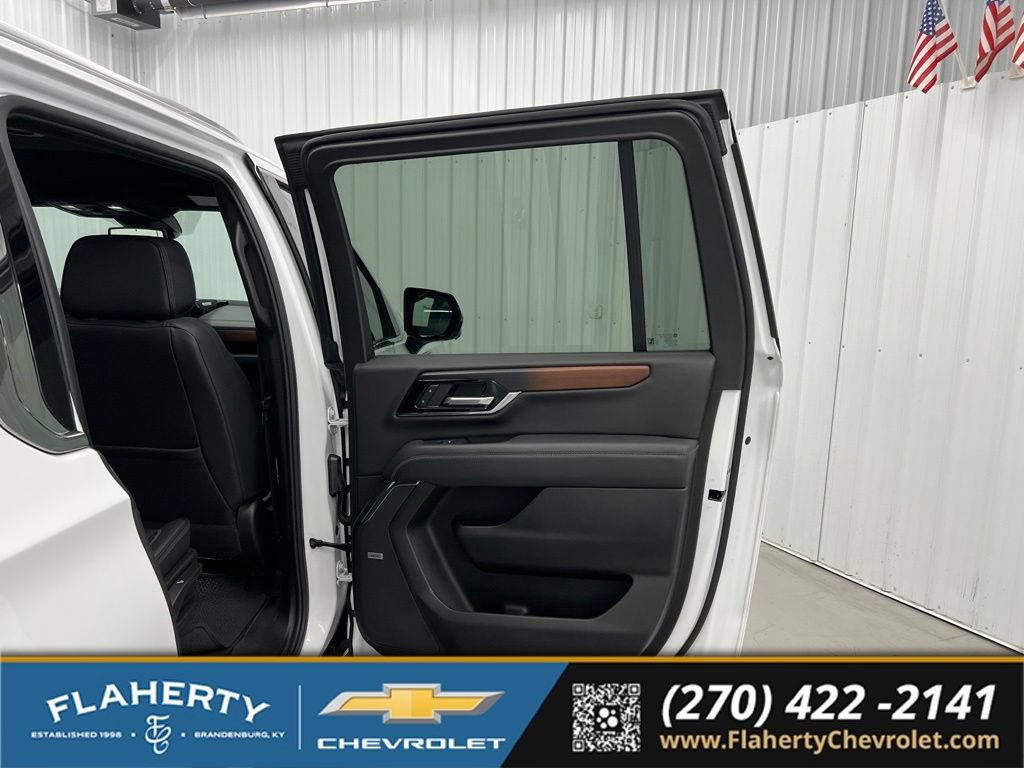 Used 2025 GMC Yukon XL Denali AWD/4WD image 12