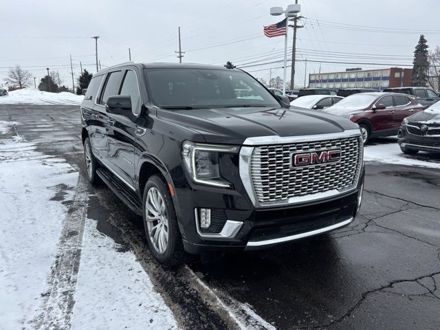 Used 2023 GMC Yukon XL Denali w/ Advanced Technology Package image 3