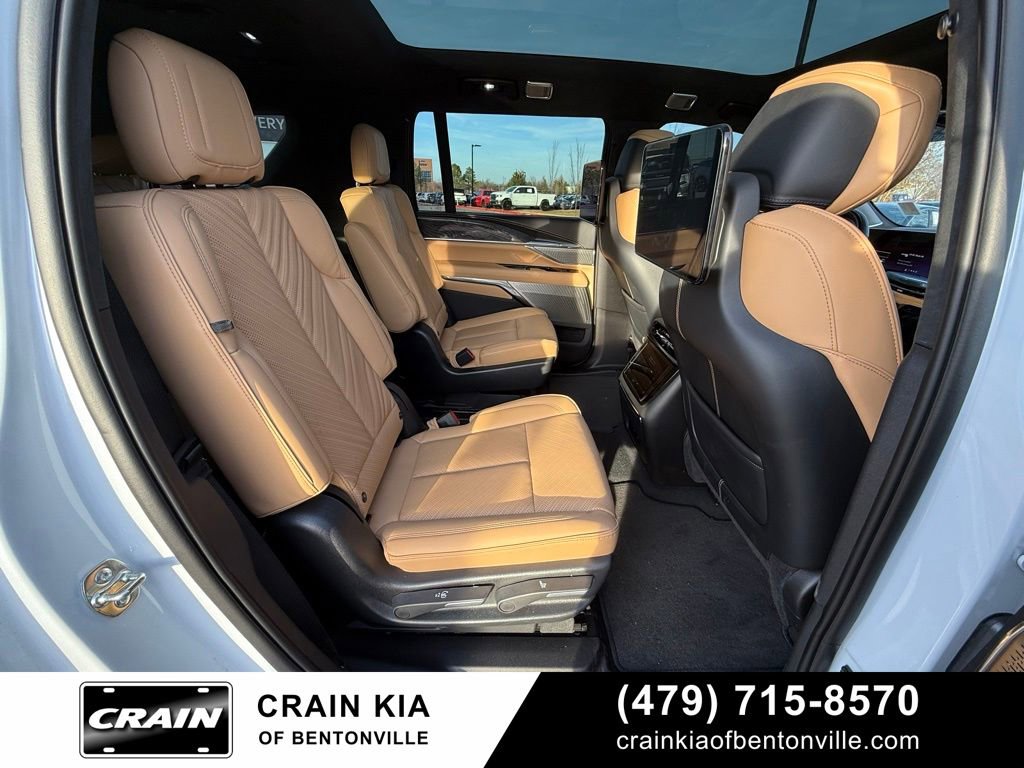Used 2026 Cadillac Escalade IQL Luxury image 32