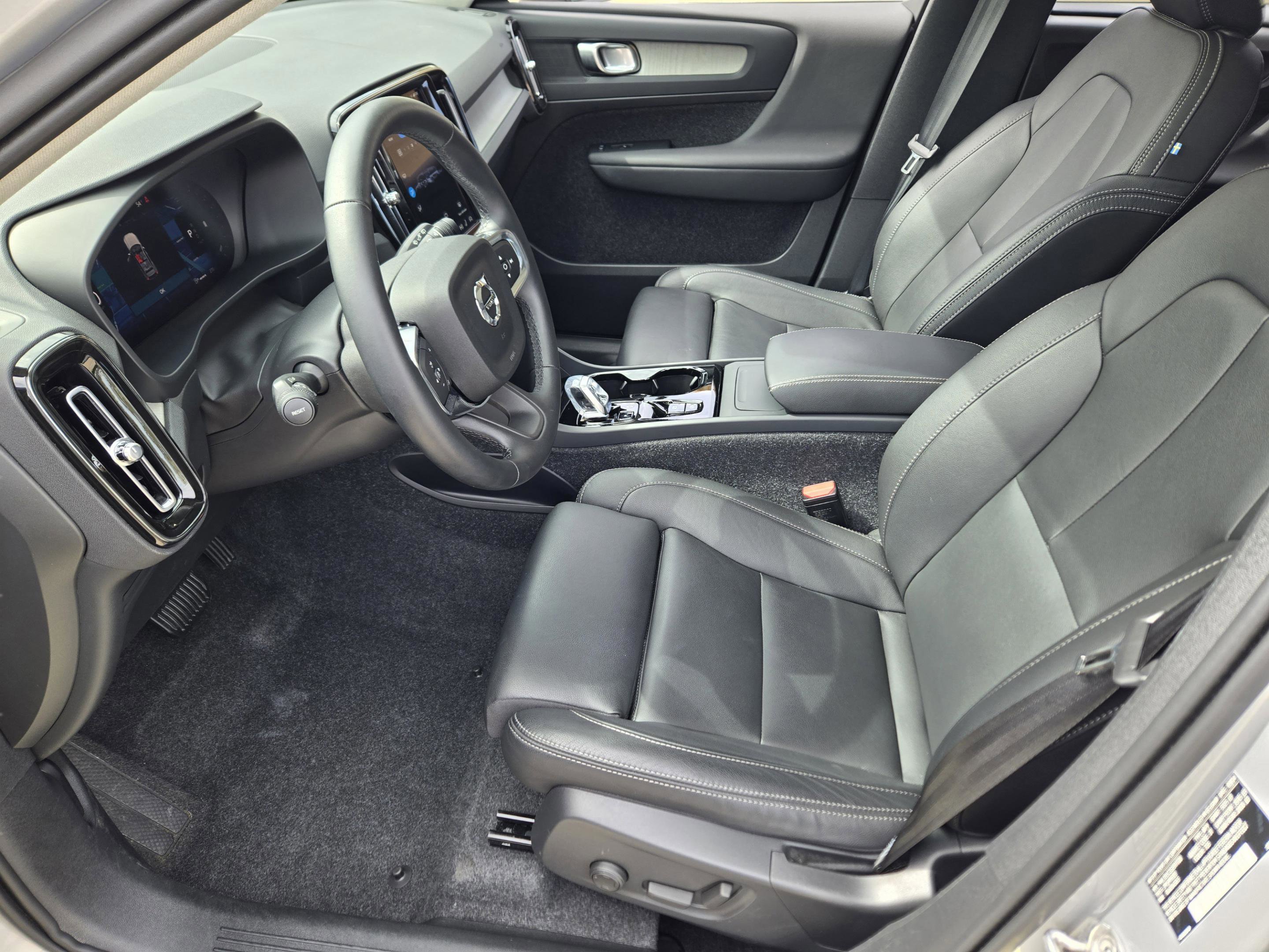 Used 2025 Volvo XC40 B5 Plus image 21