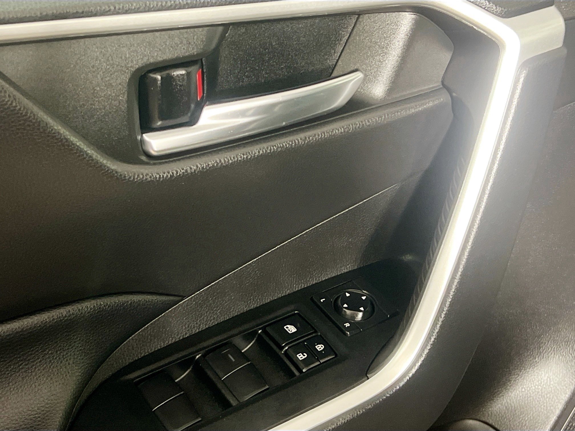 Used 2021 Toyota RAV4 XLE w/ Convenience Package image 16