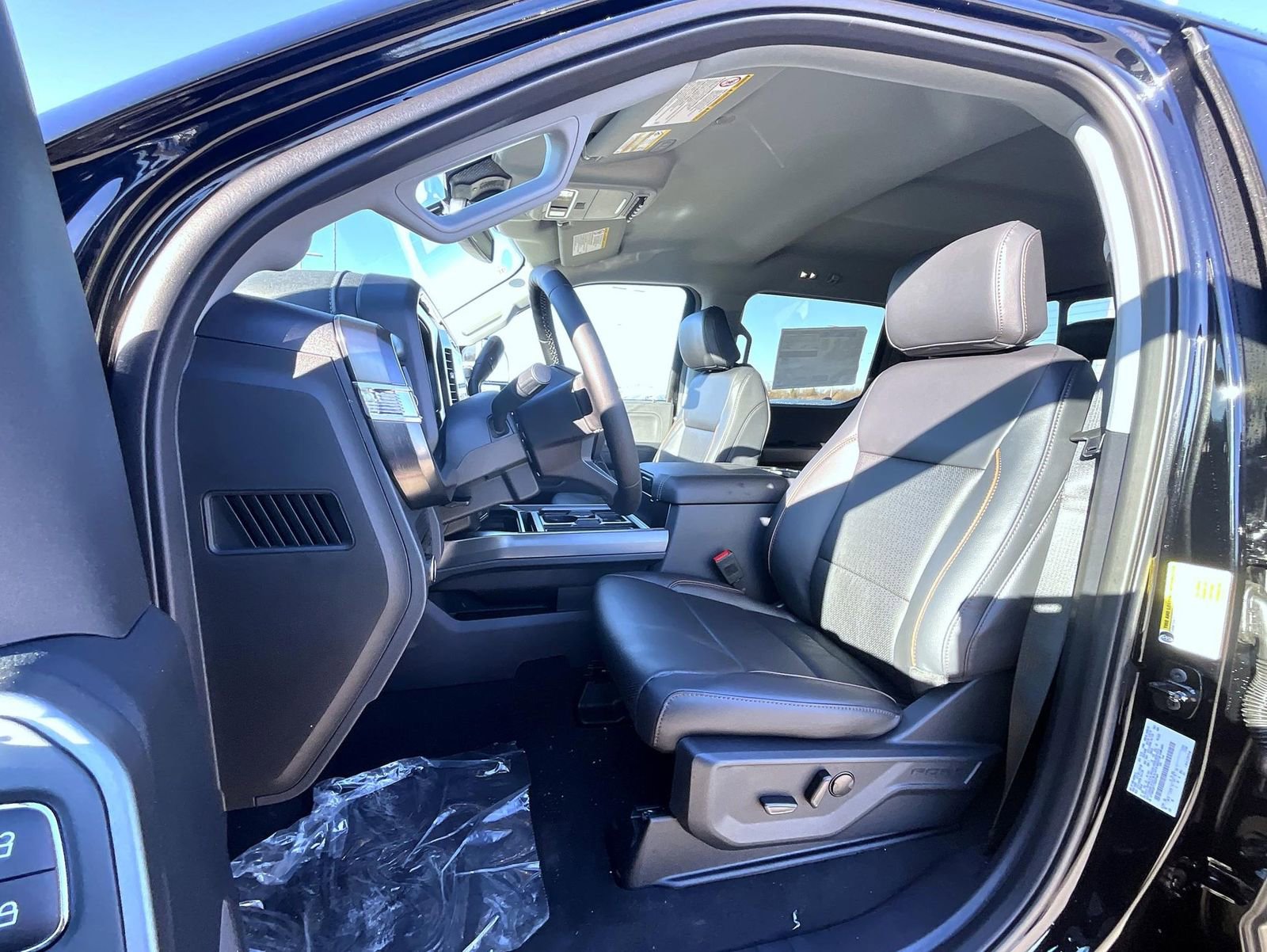 New 2026 Ford F250 Lariat w/ Black Appearance Package image 9