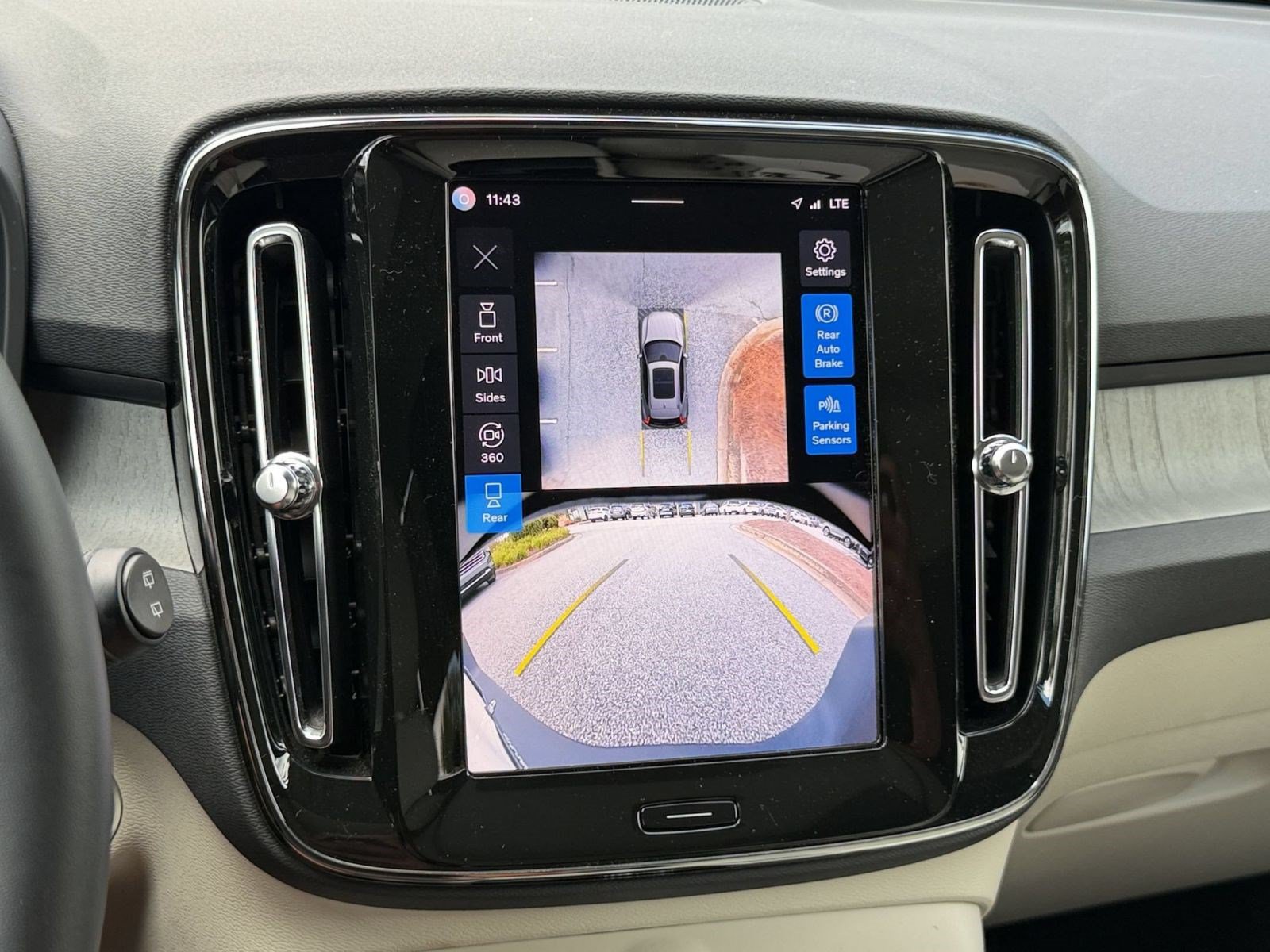 Certified 2024 Volvo XC40 B5 Ultimate w/ Protection Package Premier AWD/4WD image 19