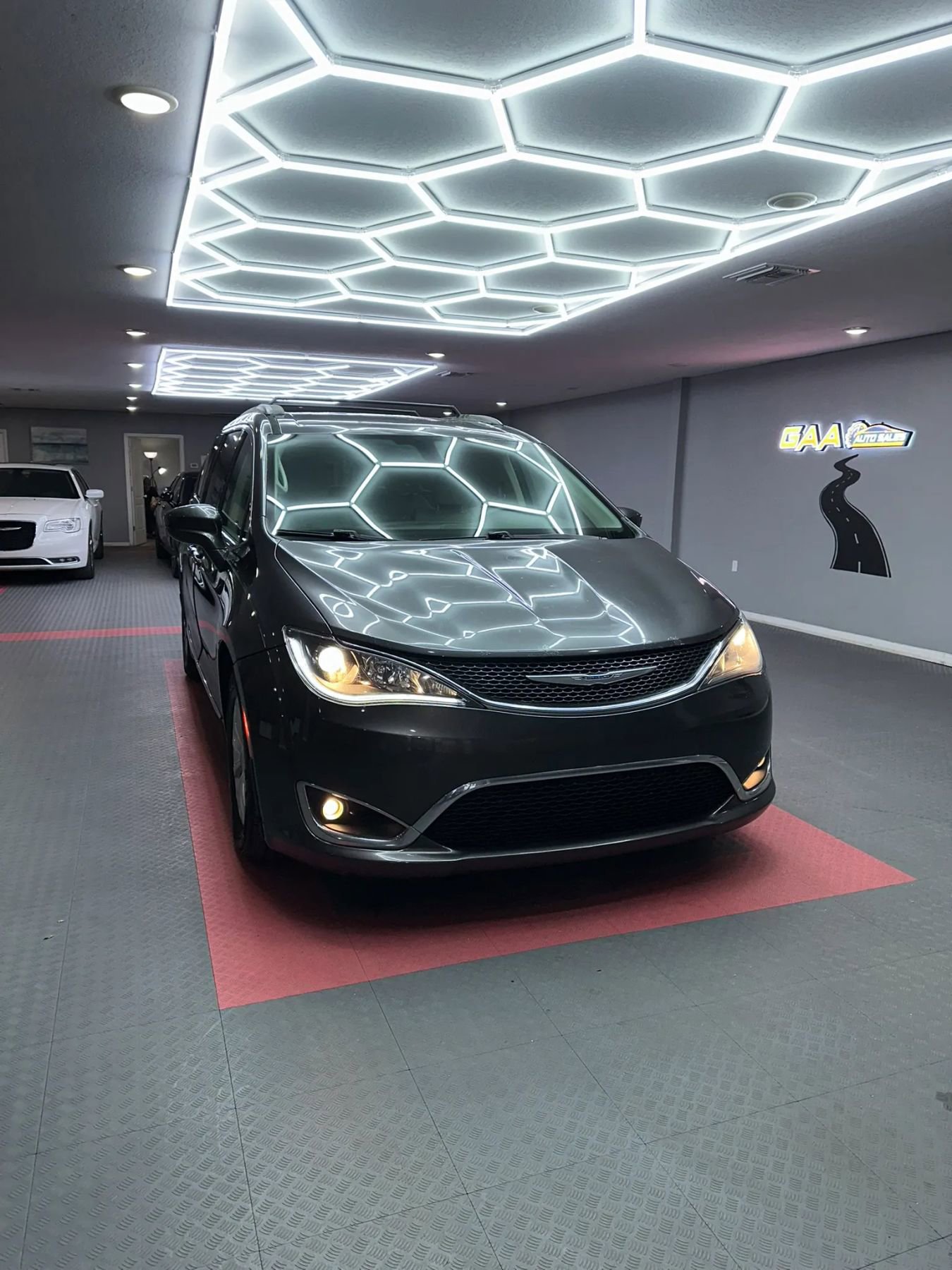 Used 2017 Chrysler Pacifica Touring-L FWD image 1