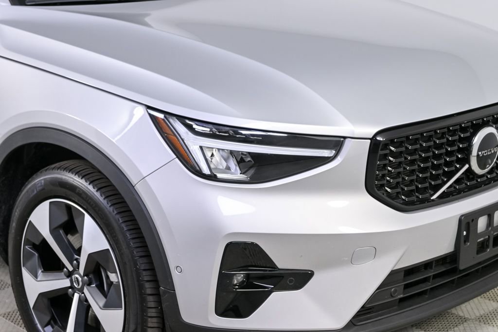 Certified 2025 Volvo XC40 B5 Plus image 38