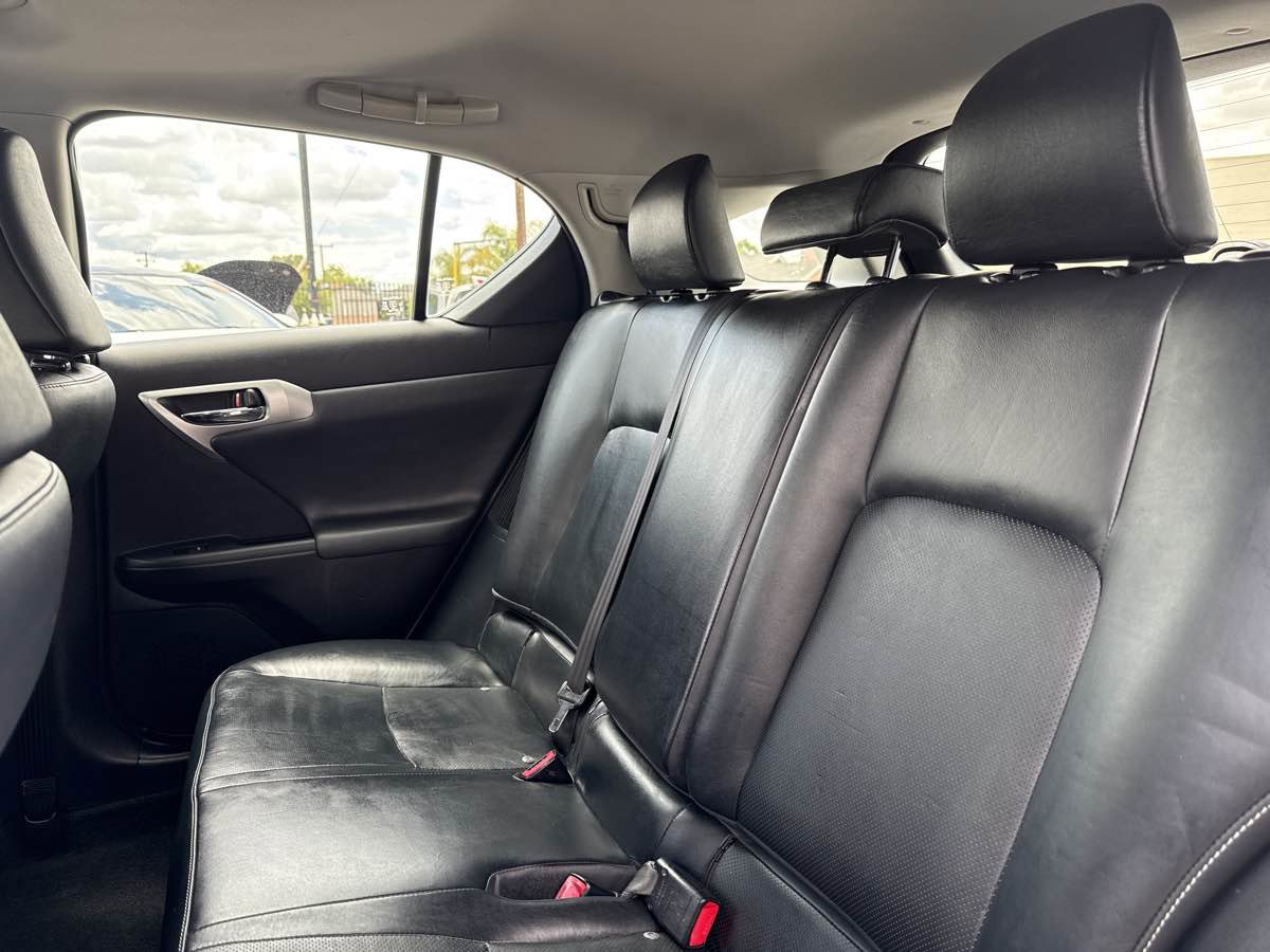 Used 2011 Lexus CT 200h Premium w/ Leather Pkg FWD image 11