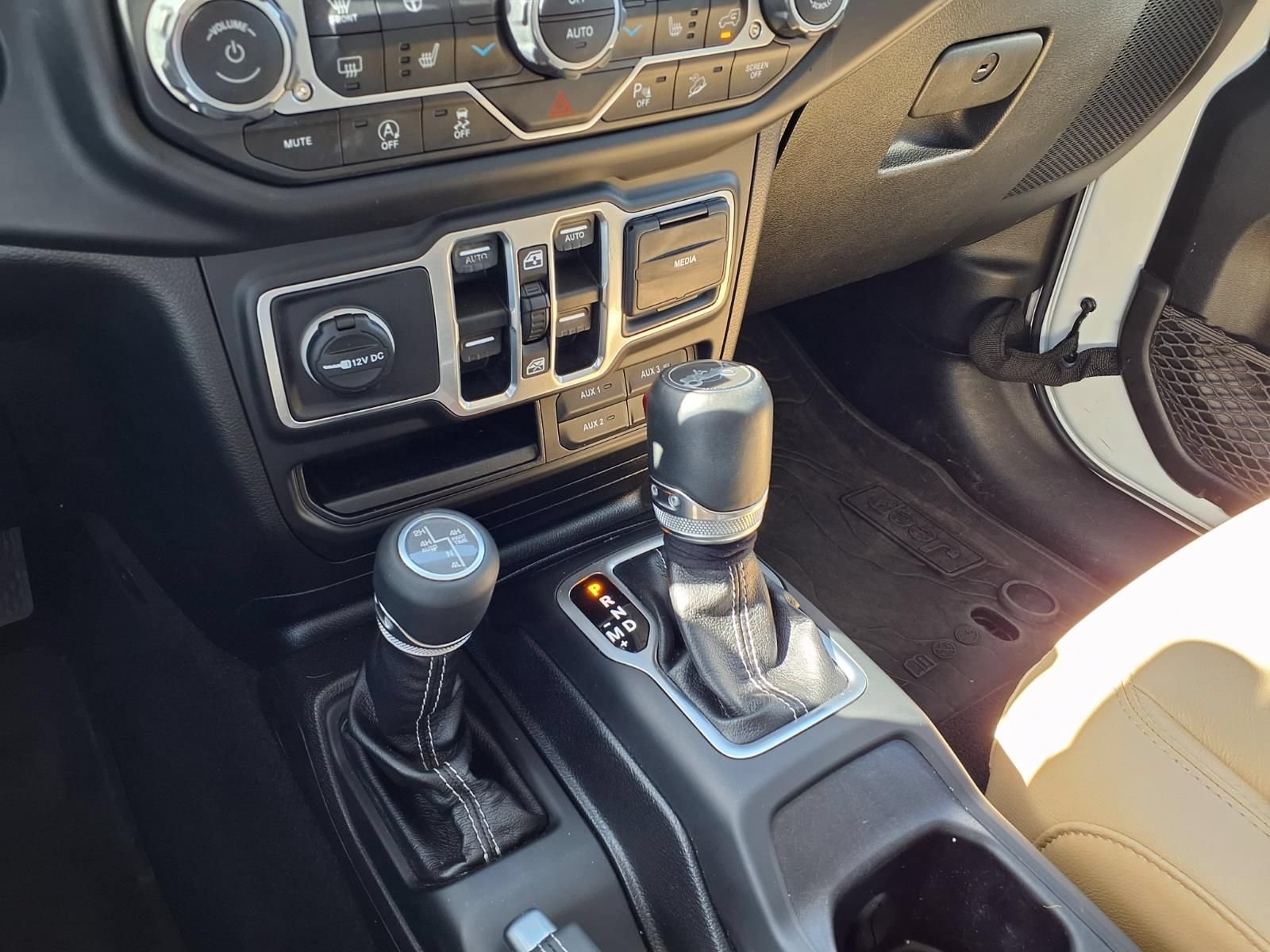 Used 2018 Jeep Wrangler Unlimited Sahara AWD/4WD image 26