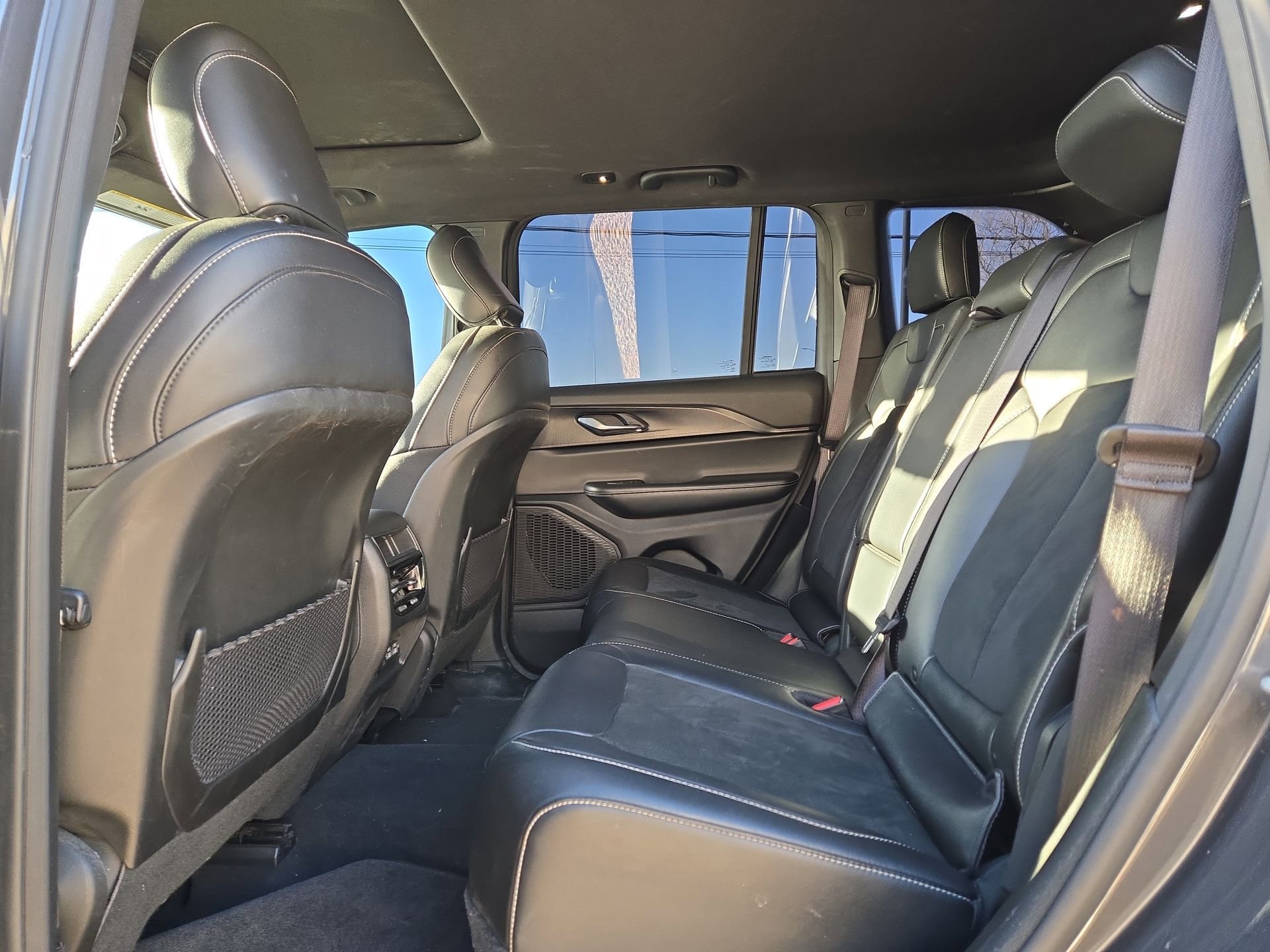 Used 2025 Jeep Grand Cherokee Altitude image 13