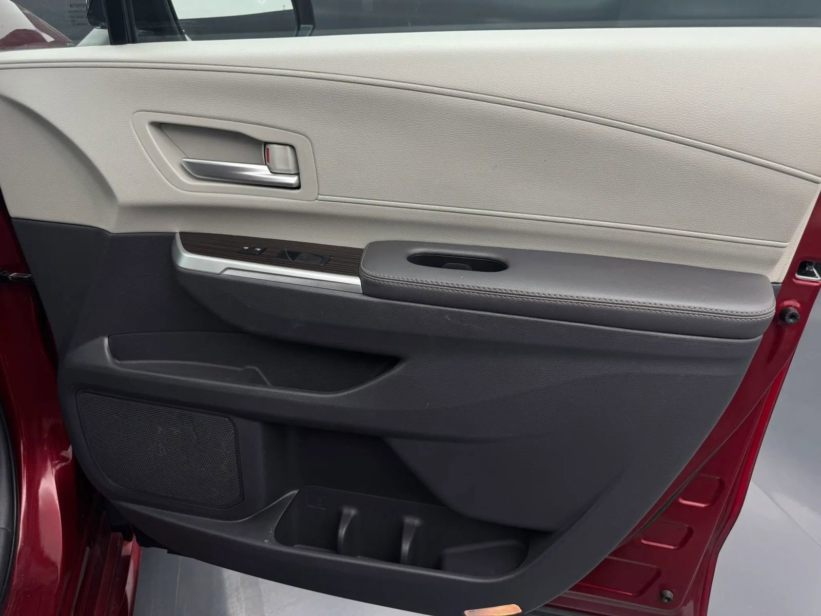 Used 2023 Toyota Sienna XLE AWD/4WD image 30