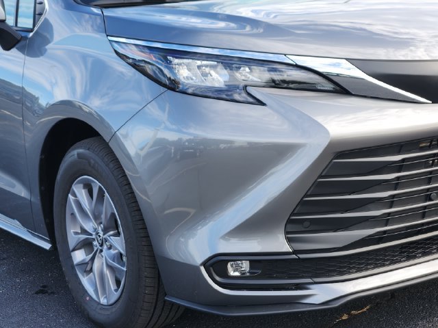 New 2026 Toyota Sienna XLE FWD image 7