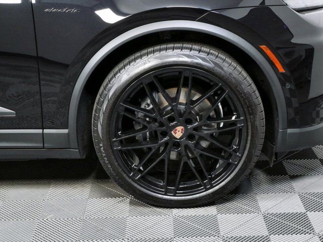 Certified 2025 Porsche Macan Electric RWD image 39