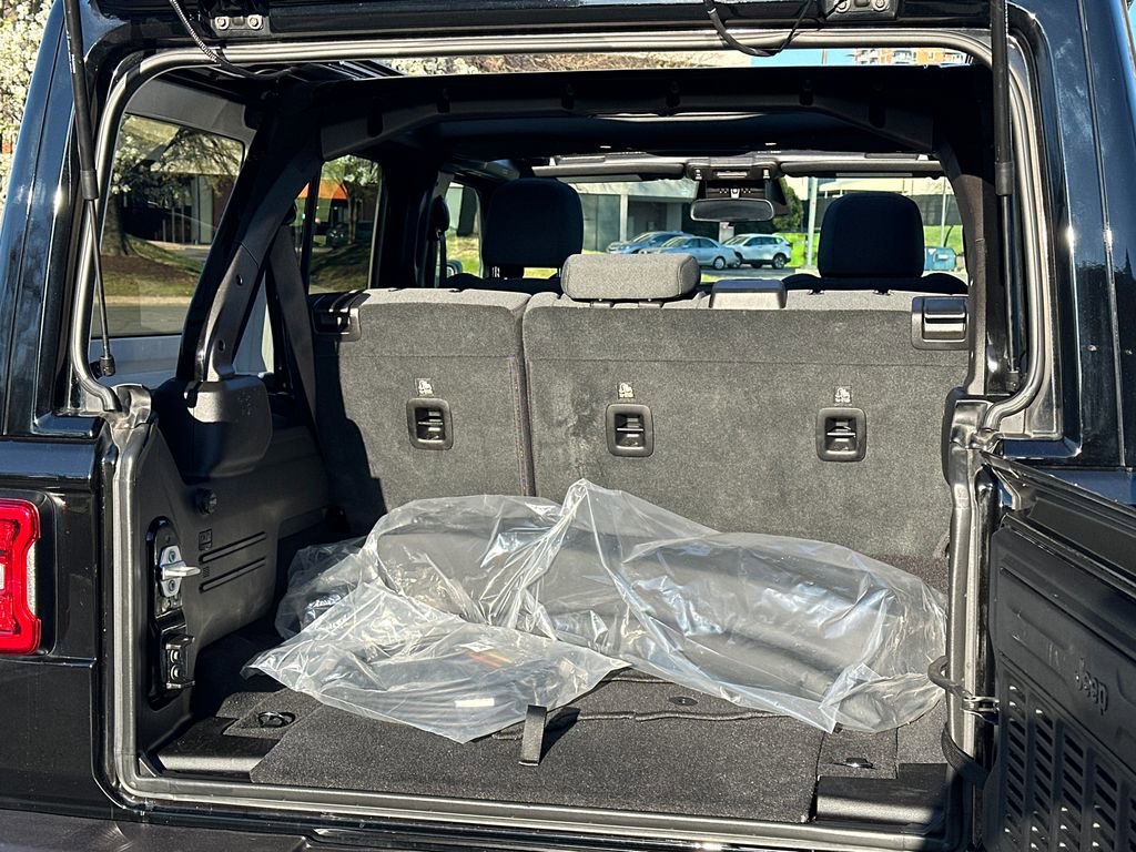 Used 2025 Jeep Wrangler Unlimited Sahara w/ Safety Group image 6