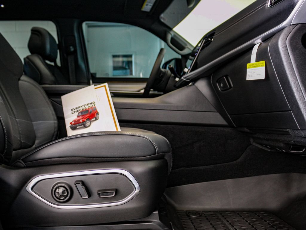 Certified 2025 Jeep Wagoneer Series II AWD/4WD image 8