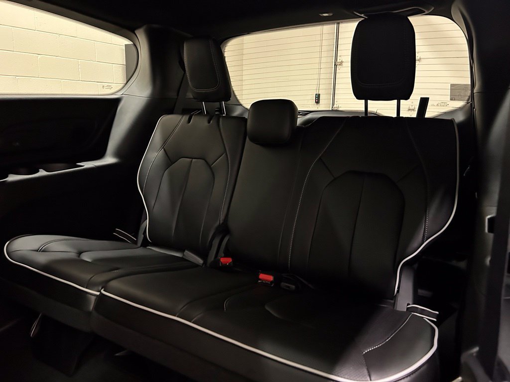 New 2027 Chrysler Pacifica Limited FWD image 11