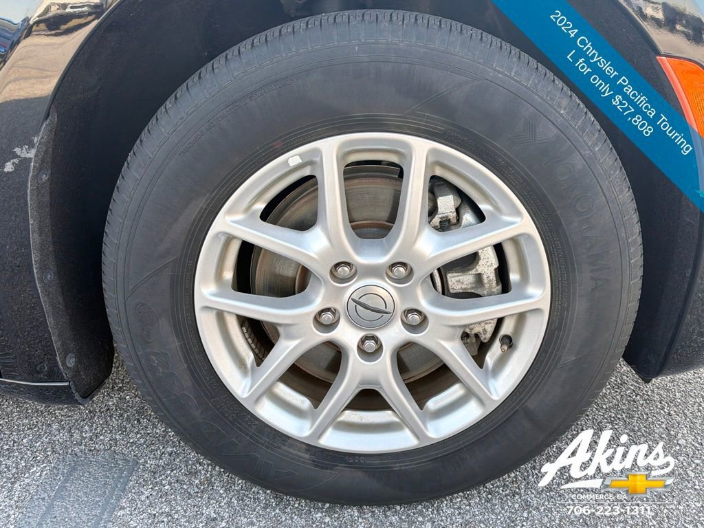 Used 2024 Chrysler Pacifica Touring-L image 12