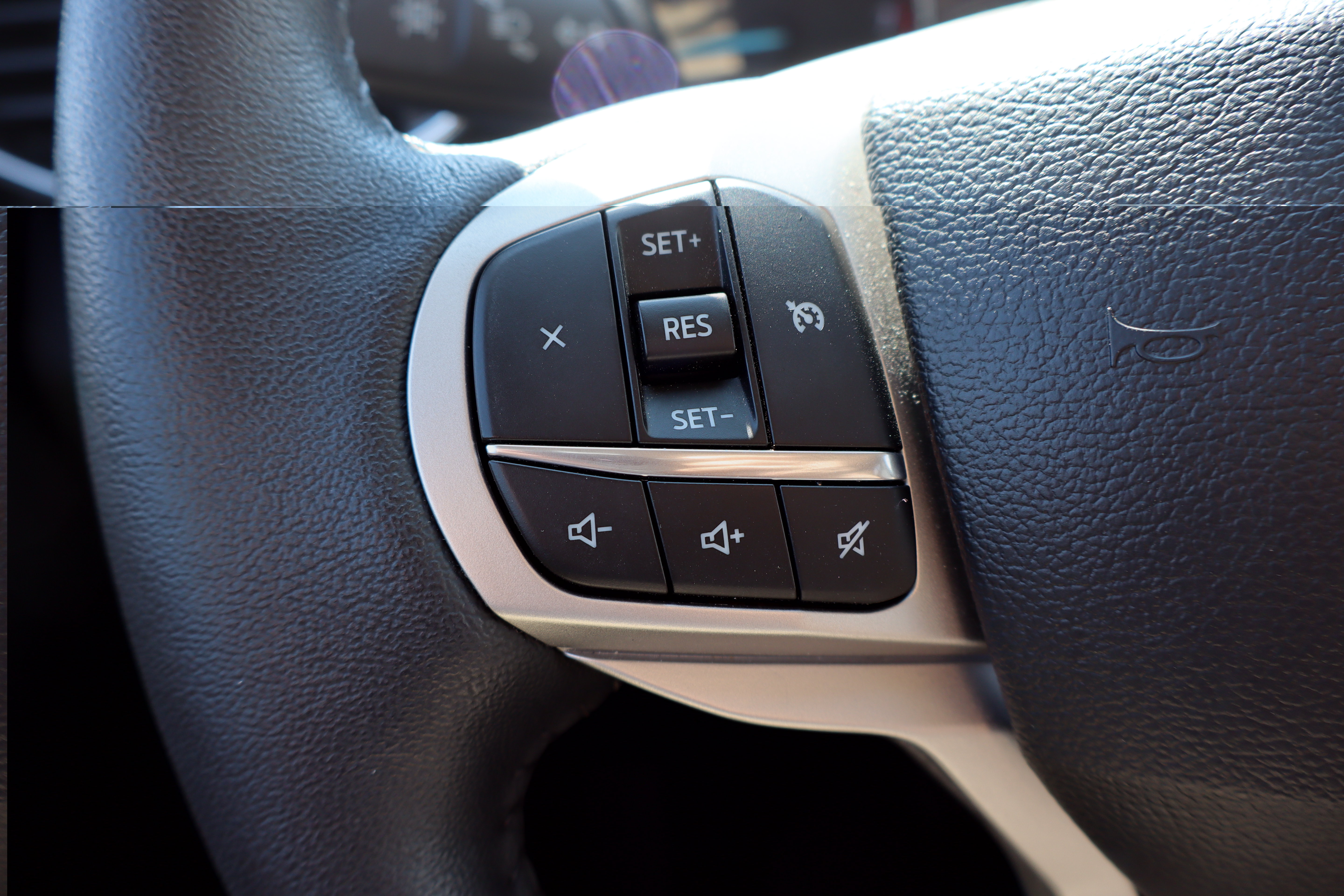 Used 2024 Ford Explorer XLT w/ Equipment Group 202A AWD/4WD image 17