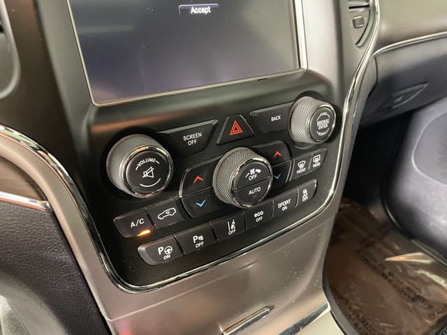 Used 2017 Jeep Grand Cherokee Overland w/ Jeep Active Safety Group AWD/4WD image 8