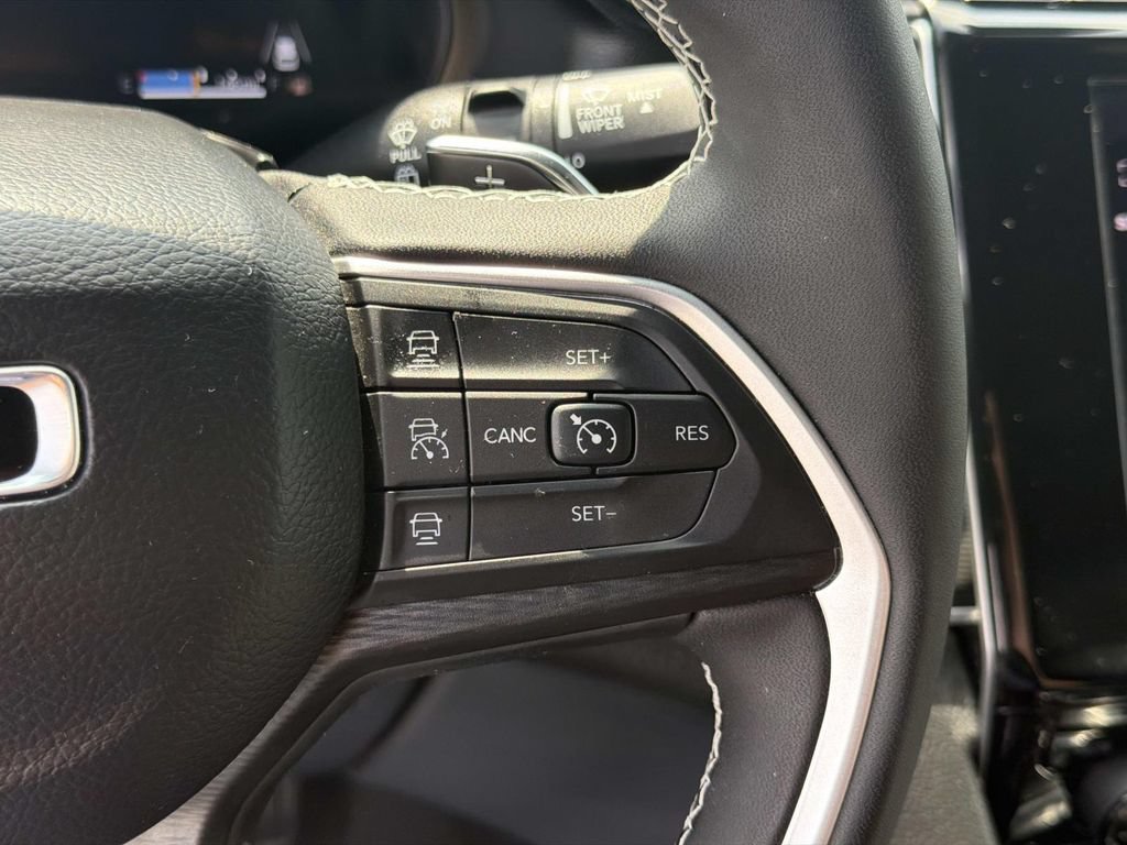 Used 2025 Jeep Grand Cherokee Altitude AWD/4WD image 11