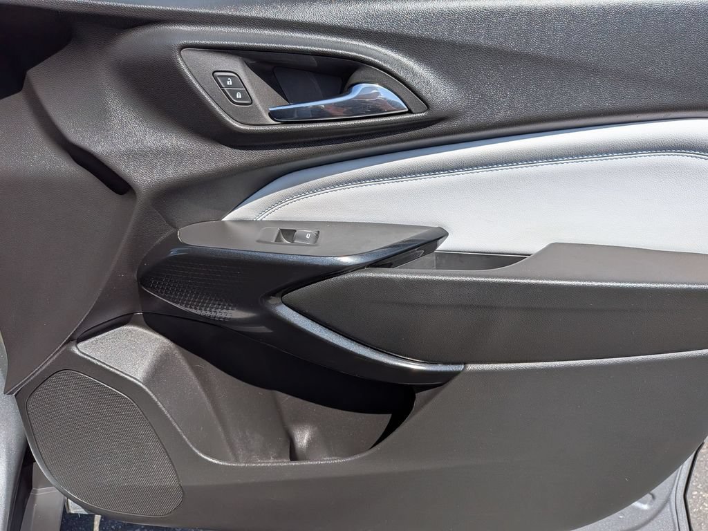 Used 2025 Chevrolet Trax LT w/ LT Convenience Package FWD image 32