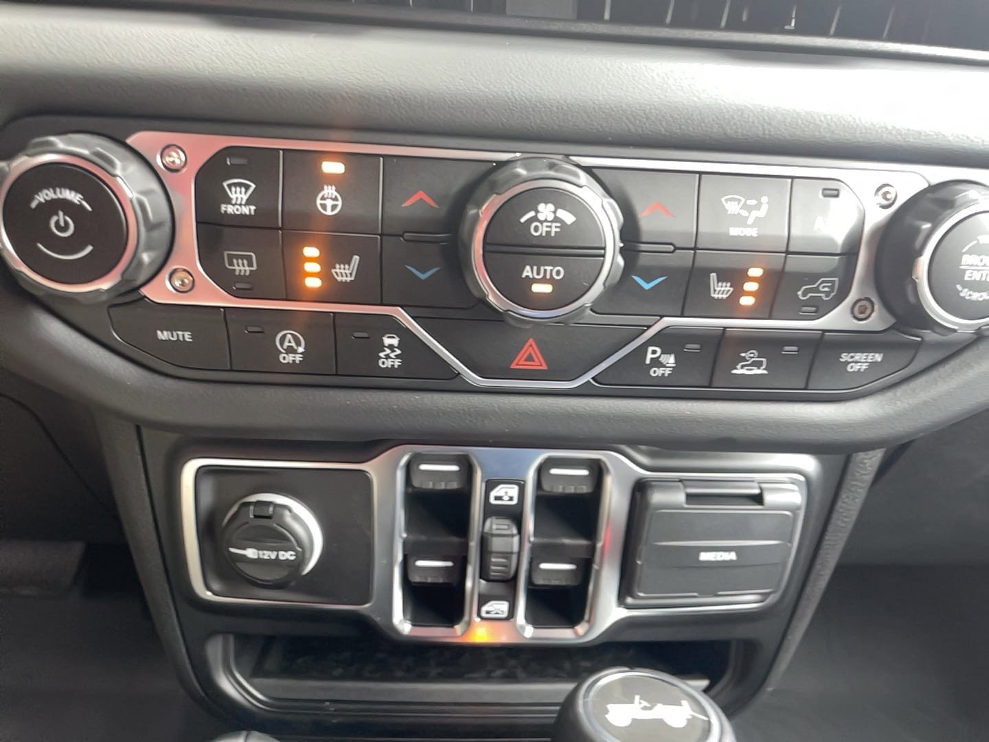 Used 2025 Jeep Wrangler Unlimited Sahara AWD/4WD image 8