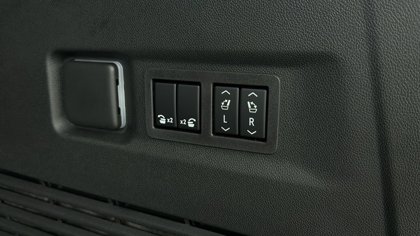 Used 2026 GMC Yukon XL Denali w/ Sun & Power Step Package AWD/4WD image 15