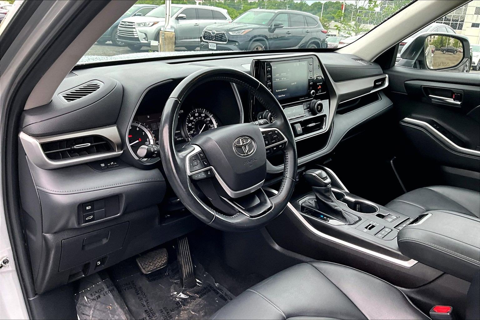 Used 2022 Toyota Highlander XLE AWD/4WD image 13