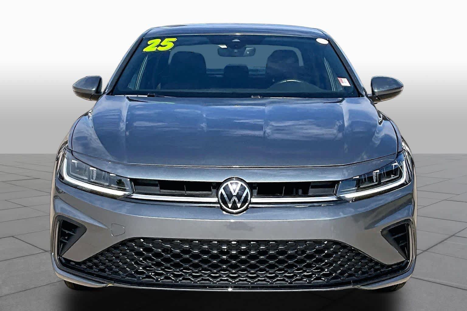 Used 2025 Volkswagen Jetta Sport FWD image 3