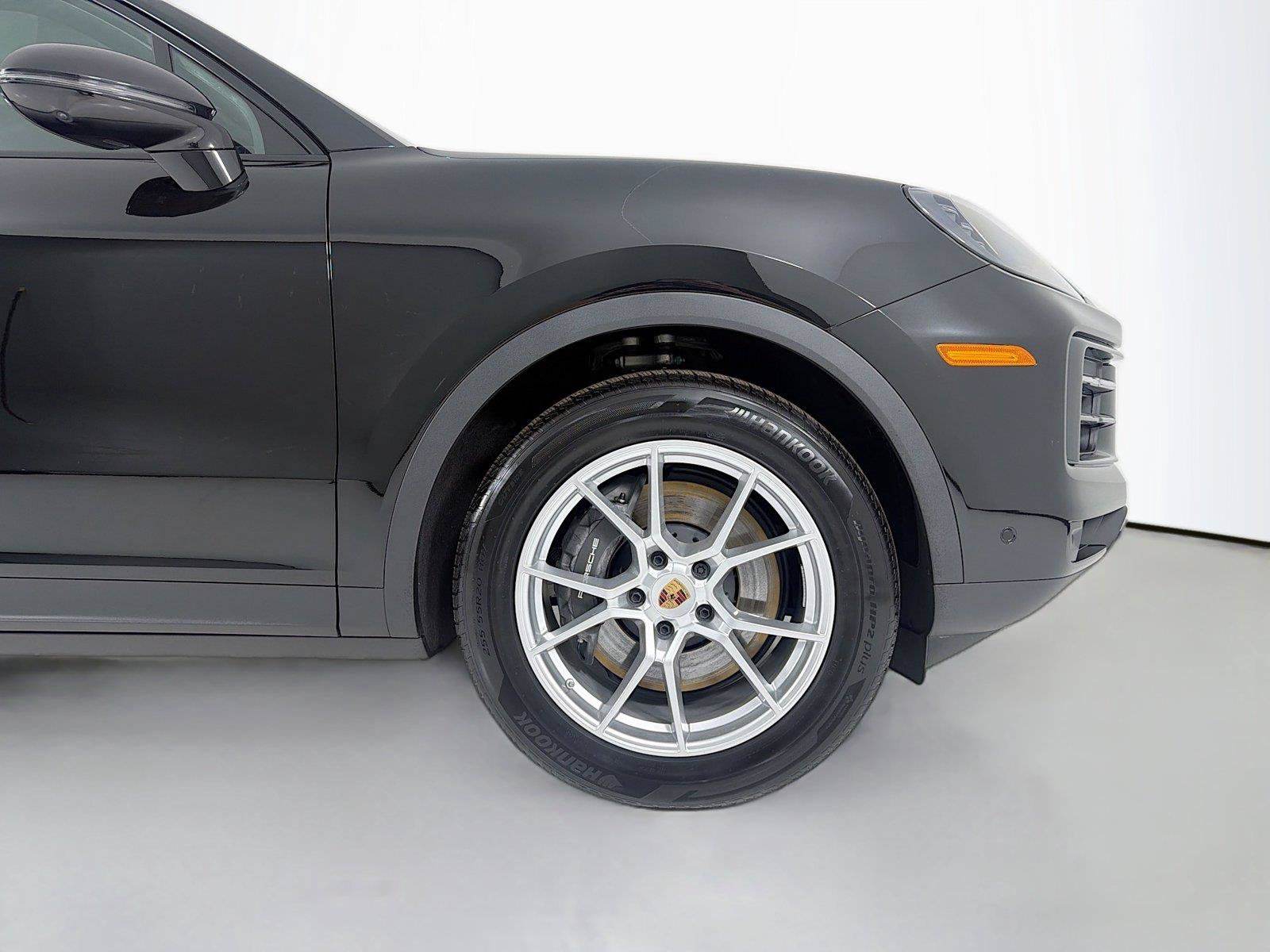 Certified 2025 Porsche Cayenne AWD/4WD image 28