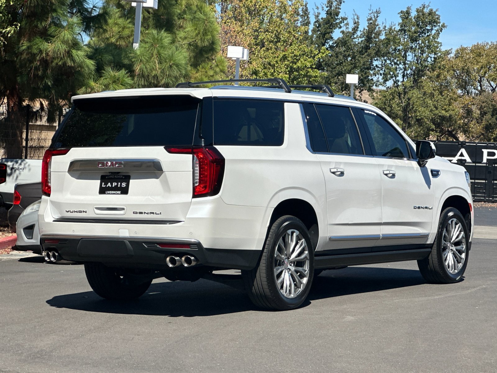 Used 2021 GMC Yukon XL Denali w/ Denali Premium Package AWD/4WD image 6