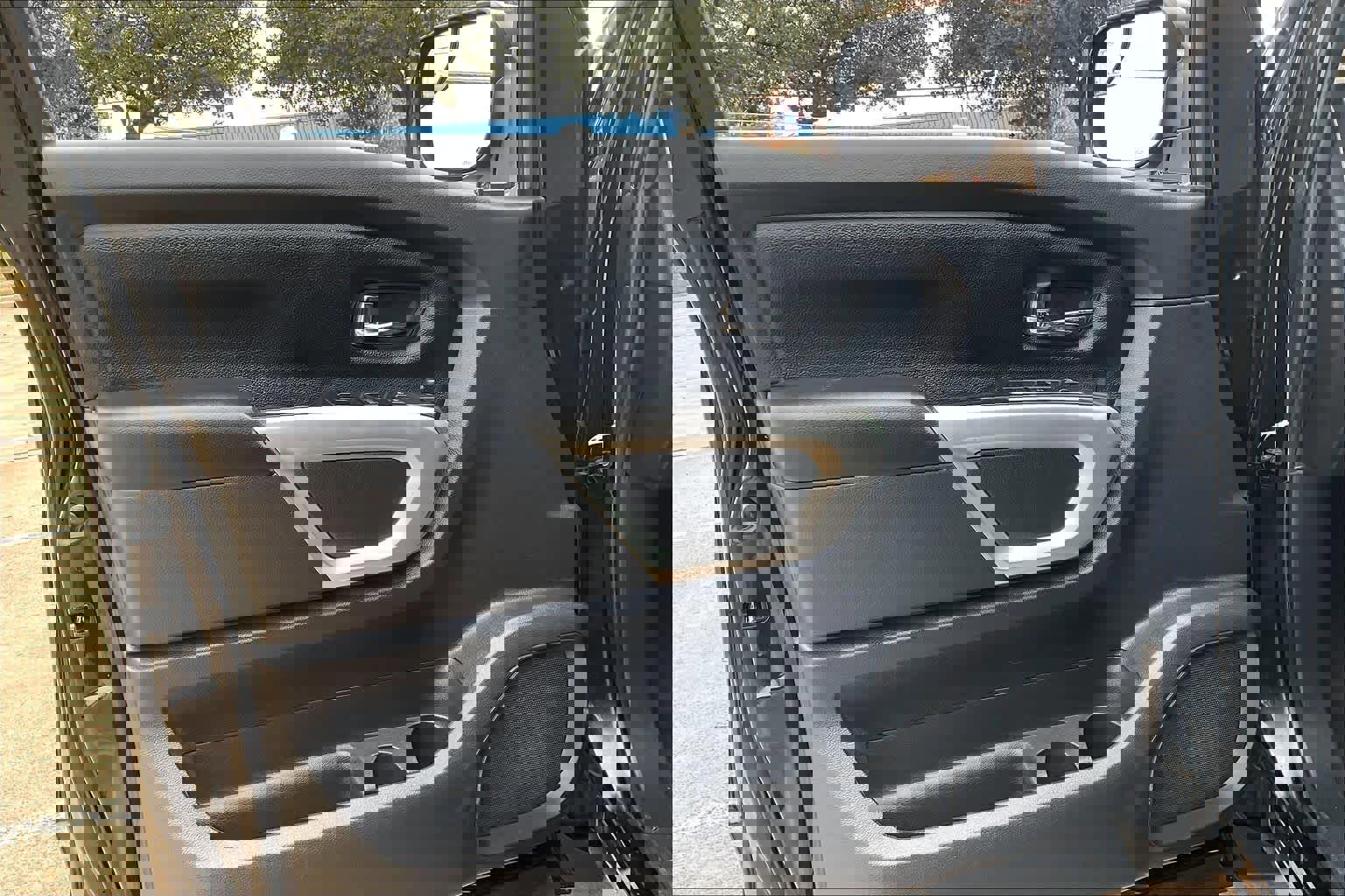 Used 2017 Nissan Titan SV image 19