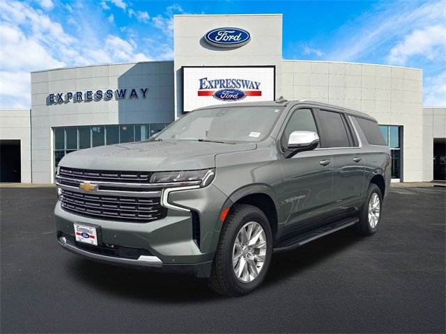 Used 2023 Chevrolet Suburban Premier image 2