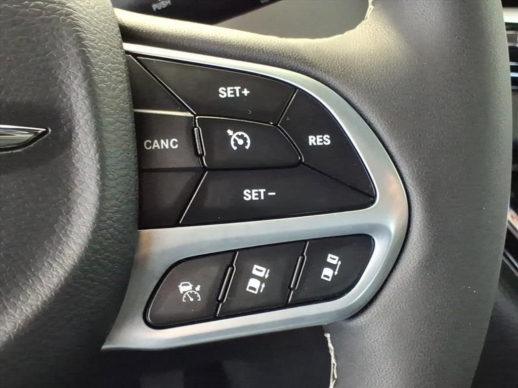 Used 2025 Chrysler Pacifica Select image 17