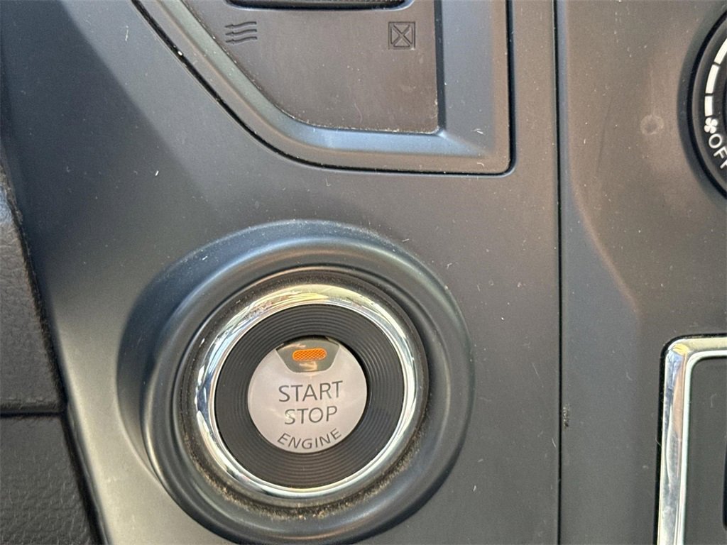 Used 2023 Nissan Titan SV image 15