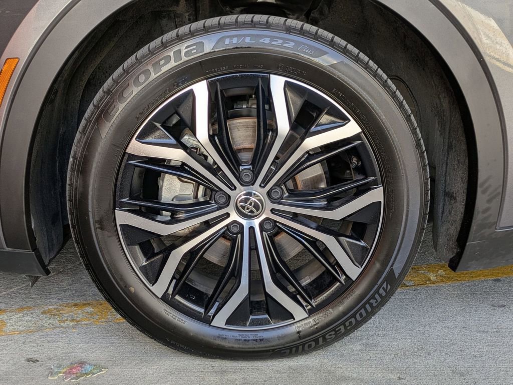 Used 2024 Toyota Crown Limited image 31